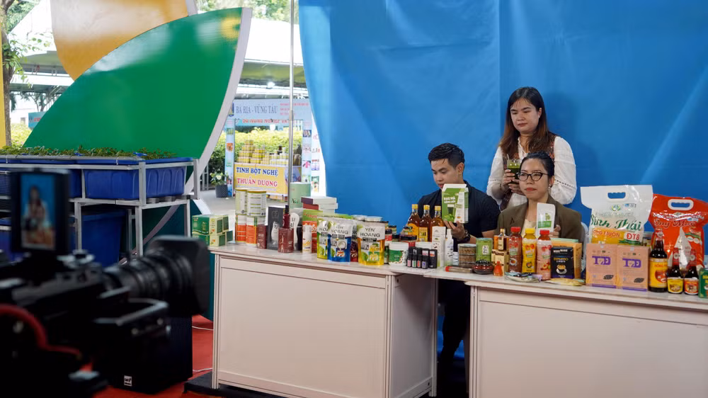 Hoạt động livestream bán hàng trên nền tảng thương mại điện tử.