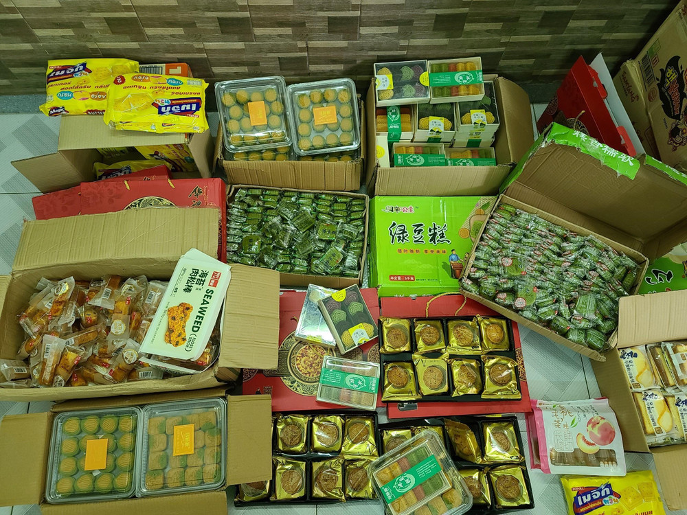 Lực lượng công an kiểm tra, phát hiện số lượng lớn bánh trung thu, bánh kẹo không rõ nguồn gốc (Ảnh: Công an cung cấp)