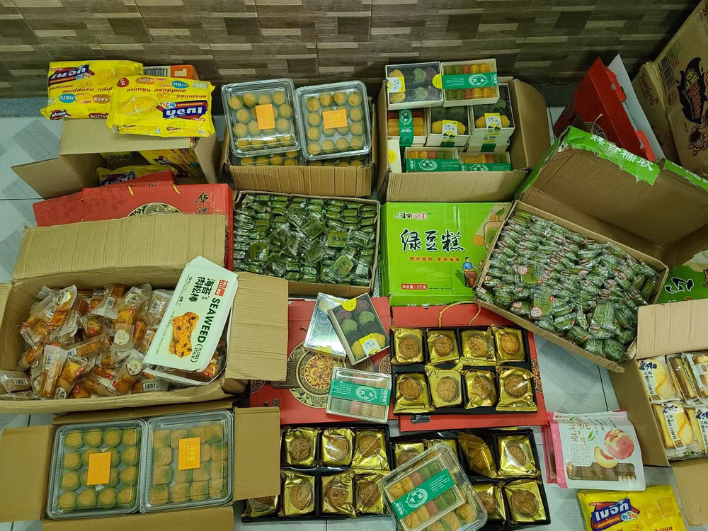 Lực lượng công an kiểm tra, phát hiện số lượng lớn bánh trung thu, bánh kẹo không rõ nguồn gốc (Ảnh: Công an cung cấp)