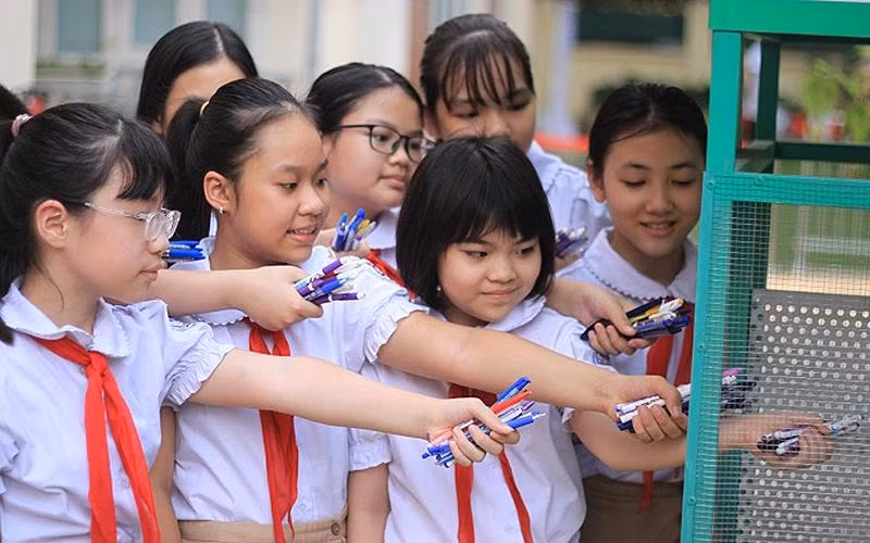 Học sinh thu gom dụng cụ học tập gây quỹ hỗ trợ bạn nghèo học tốt trong khuôn khổ Chương trình “Vì mái trường xanh”.