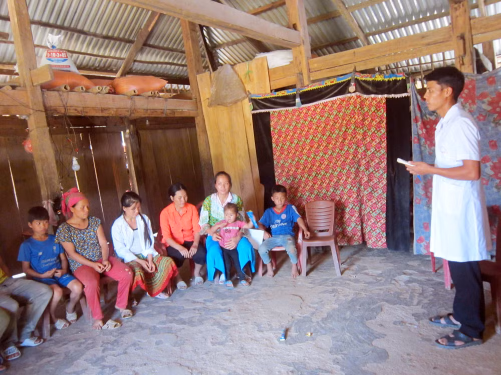 Nhân viên y tế thôn, bản truyền thông về ngộ độc cây lá ngón cho người dân xã Xuân La, huyện Pác Nặm, Bắc Kạn. (Ảnh NGỌC TÚ)