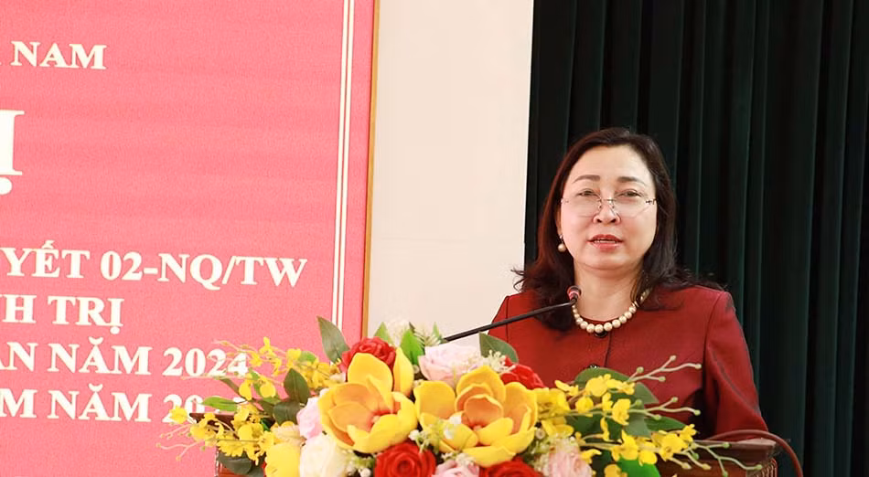 Đồng chí Phó Bí thư Thường trực Tỉnh ủy Đinh Thị Lụa phát biểu chỉ đạo tại hội nghị.