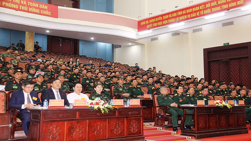 Các đại biểu dự khai mạc diễn tập khu vực phòng thủ tỉnh Hà Nam năm 2023.