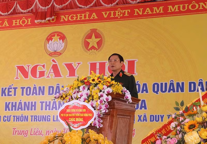 Đại tướng Nguyễn Tân Cương, Tổng Tham mưu trưởng Quân đội nhân dân Việt Nam, Thứ trưởng Quốc phòng phát biểu tại ngày hội “Đại đoàn kết toàn dân tộc” cùng nhân dân thôn Trung Liêu,