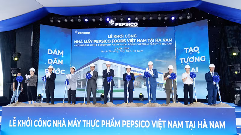 Các đại biểu thực hiện nghi thức khởi công xây dựng nhà máy PepsiCo Foods Việt Nam tại Hà Nam.