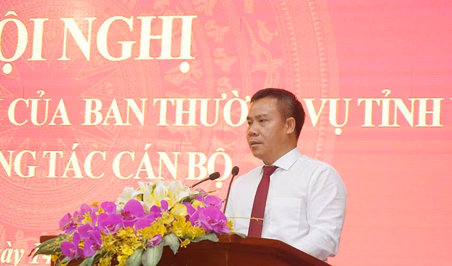 Đồng chí Lê Văn Hà, Tỉnh ủy viên, Bí thư Huyện ủy Kim Bảng phát biểu nhận nhiệm vụ.
