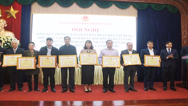 Các tập thể, cá nhân tiêu biểu trong thực hiện phong trào “Toàn dân đoàn kết xây dựng đời sống văn hóa tỉnh Hà Nam” giai đoạn 2018-2023 được biểu dương, khen thưởng tại hội nghị.