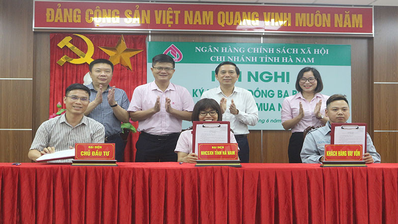 Đại diện các đơn vị và khách hàng vay vốn ký kết hợp đồng ba bên.