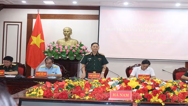 Trung tướng Phạm Trường Sơn, Phó Tổng Tham mưu trưởng Quân đội nhân dân Việt Nam phát biểu tại hội nghị.