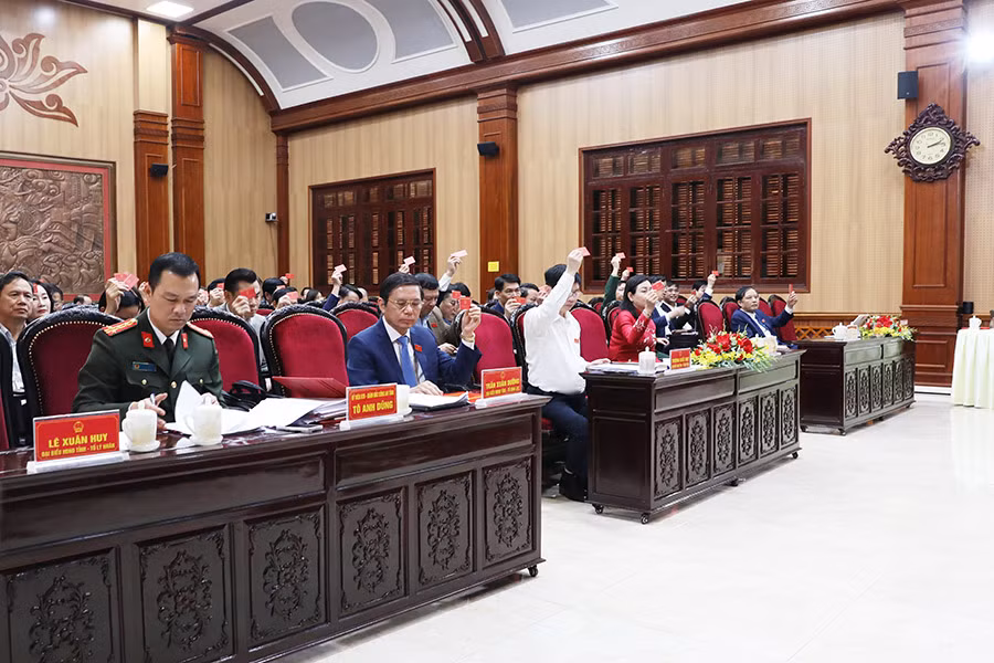 Các đại biểu Hội đồng nhân dân tỉnh Hà Nam biểu quyết thông qua các Nghị quyết của Kỳ họp.