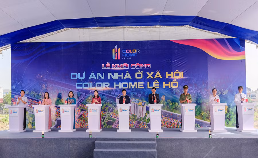 Các đồng chí lãnh đạo tỉnh Hà Nam và Liên danh Công ty trách nhiệm hữu hạn Flamingo Hải Tiến, Công ty cổ phần Hồng Hạc Đại Lải thực hiện nghi thức khởi công Dự án Nhà ở xã hội Color Home Lê Hồ. 