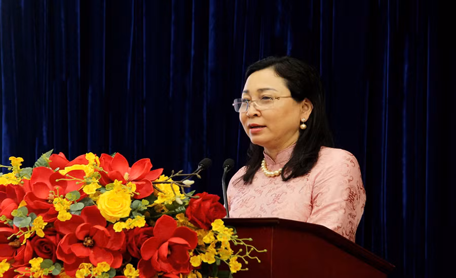 Đồng chí Đinh Thị Lụa, Phó Bí thư Thường trực Tỉnh ủy Hà Nam phát biểu tại hội nghị.