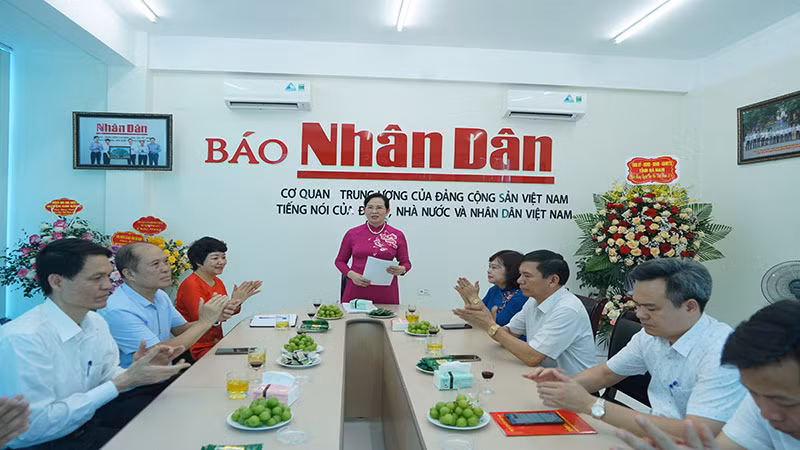 Bí thư Tỉnh ủy Lê Thị Thủy phát biểu chúc mừng Văn phòng đại diện Báo Nhân Dân tại Hà Nam.