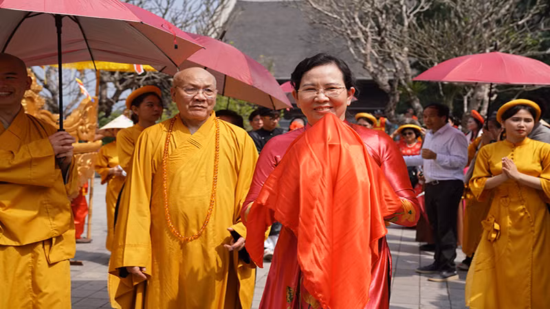 Đồng chí Bí thư Tỉnh ủy Hà Nam cùng tham gia nghi lễ rước nước.