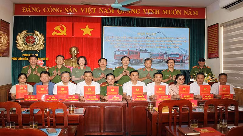 Ký kết phối hợp giữa Phòng Cảnh sát phòng cháy, chữa cháy và cứu nạn, cứu hộ, Công an tỉnh Hà Nam với các cơ quan doanh nghiệp về huy động lực lượng tham gia chữa cháy và cứu nạn, cứu hộ trên địa bàn.