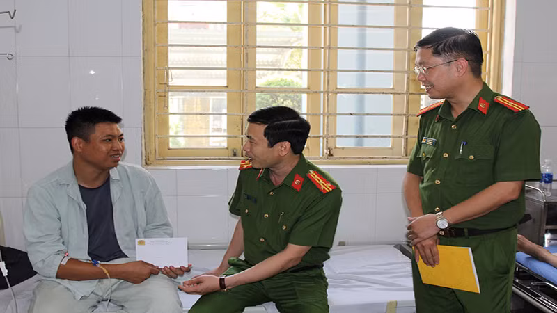 Phó Giám đốc Công an tỉnh và đoàn công tác Công an tỉnh Hà Nam đã đến Bệnh viện Đa khoa tỉnh Hà Nam thăm hỏi, động viên cán bộ Phòng Cảnh sát phòng cháy chữa cháy và cứu nạn cứu hộ bị thương trong khi tham gia chữa cháy.