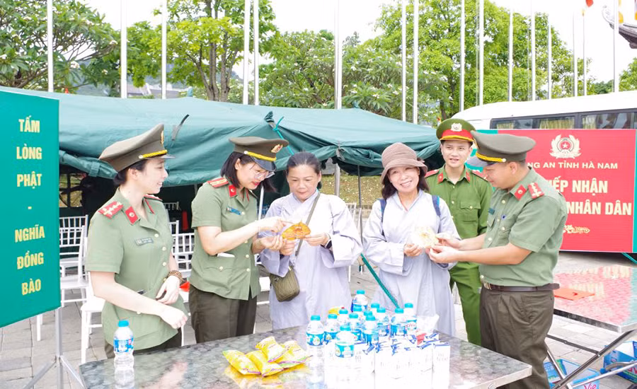 Lực lượng Công an Hà Nam phát tượng trưng lá bồ đề cho nhân dân, Phật tử và du khách đến tham quan, chiêm bái Xá lợi Đức Phật tại Khu du lịch Tam Chúc và tuyên truyền phổ biến các quy định của pháp luật, cảnh báo những phương thức, thủ đoạn phạm tội của các đối tượng để nhân dân nâng cao hiểu biết pháp luật, ý thức cảnh giác bảo vệ người và tài sản... Lực lượng Công an Hà Nam phát tượng trưng lá bồ đề cho nhân dân, Phật tử và du khách đến tham quan, chiêm bái Xá lợi Đức Phật tại Khu du lịch Tam Chúc và tuyên truyền phổ biến các quy định của pháp luật, cảnh báo những phương thức, thủ đoạn phạm tội của các đối tượng để nhân dân nâng cao hiểu biết pháp luật, ý thức cảnh giác bảo vệ người và tài sản...