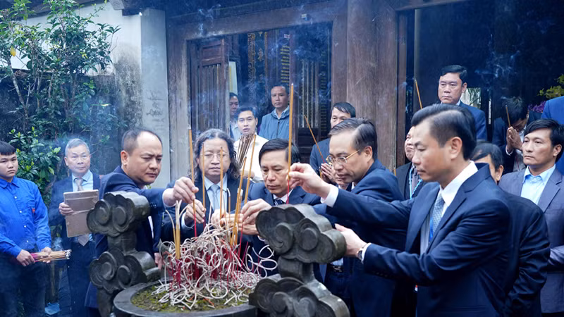 Các đại biểu dâng hương tưởng nhớ nhà thơ Tam Nguyên Yên Đổ Nguyễn Khuyến.