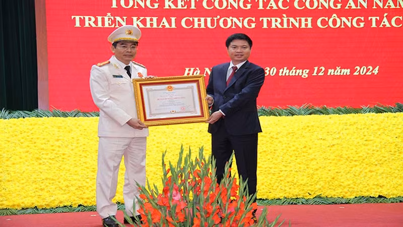 Thừa ủy quyền của Chủ tịch nước, đồng chí Chủ tịch UBND tỉnh đã trao Huân chương chiến công hạng Ba cho Đại tá Đỗ Hoài Nam, Phó Giám đốc Công an tỉnh.