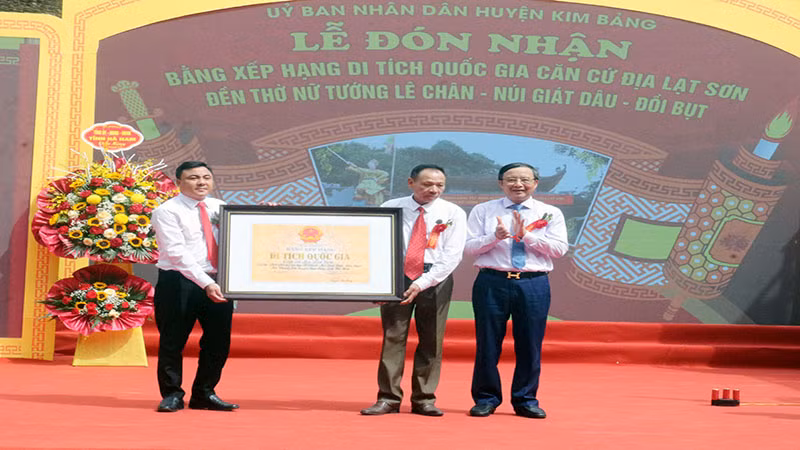 Thừa ủy quyền của Bộ trưởng Văn hóa, Thể thao và Du lịch, đồng chí Nguyễn Đức Vượng, Phó Chủ tịch UBND tỉnh Hà Nam trao Bằng xếp hạng Di tích quốc gia Căn cứ địa Lạt Sơn cho cán bộ, nhân dân huyện Kim Bảng.