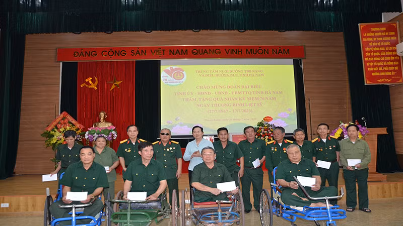 Đồng chí Bí thư Tỉnh ủy Hà Nam thăm, tặng quà tại Trung tâm nuôi dưỡng thương binh nặng và điều dưỡng người có công tỉnh Hà Nam.