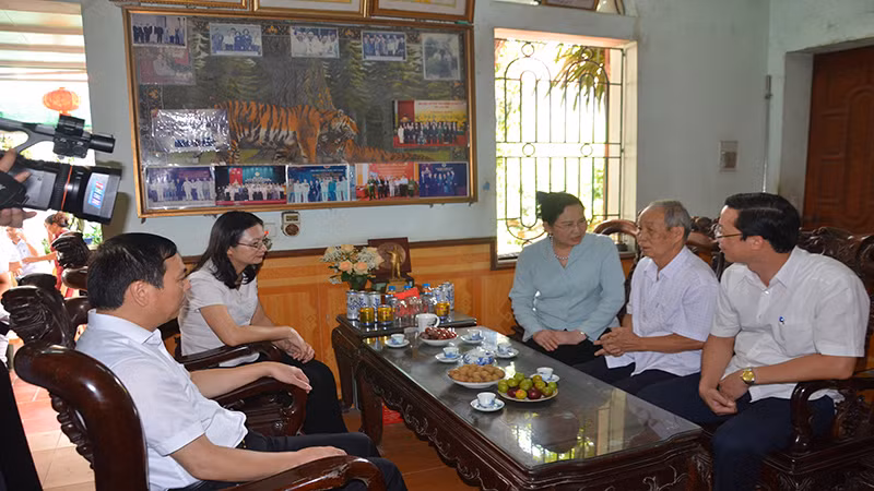 Đồng chí Lê Thị Thủy đã đến thăm, tặng quà gia đình thương binh Nguyễn Xuân Hưng, thân nhân liệt sĩ Nguyễn Xuân Hiên ở thôn Nhất Nhì, xã Liêm Cần, huyện Thanh Liêm.
