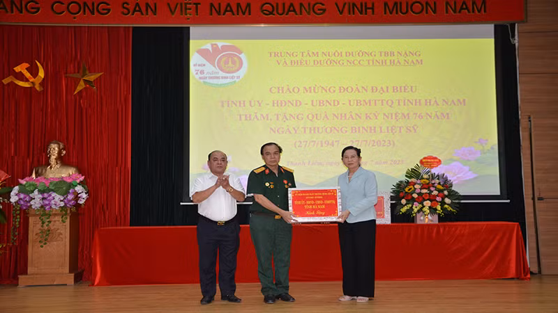 Đồng chí Lê Thị Thủy, Ủy viên Trung ương Đảng, Bí thư Tỉnh ủy, tặng quà Trung tâm nuôi dưỡng thương binh nặng và điều dưỡng người có công tỉnh Hà Nam.