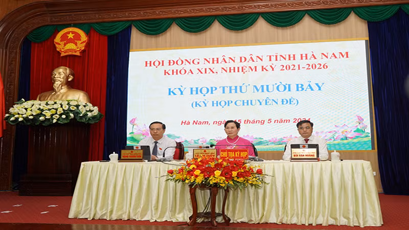 Các đồng chí Thường trực Hội đồng nhân dân tỉnh Hà Nam chủ tọa, điều hành kỳ họp.