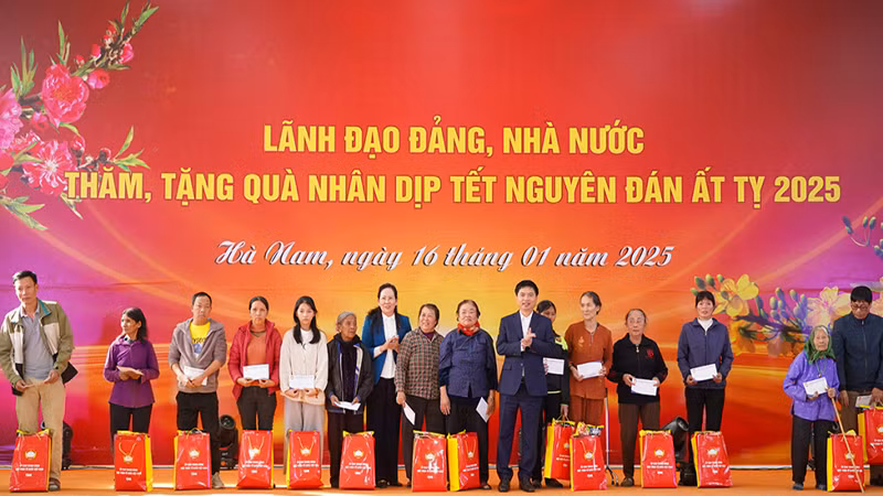 Đồng chí Bí thư Tỉnh ủy và đồng chí Chủ tịch Ủy ban nhân dân tỉnh Hà Nam tặng quà Tết cho các hộ có hoàn cảnh khó khăn.