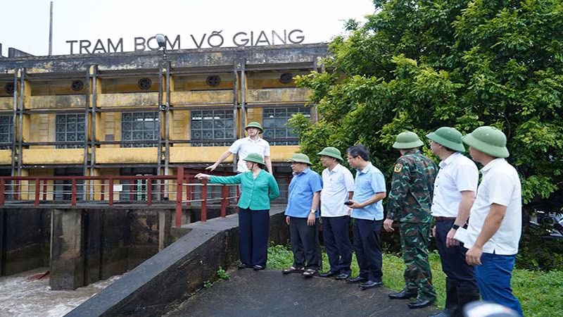 Đồng chí Bí thư Tỉnh ủy Lê Thị Thủy chỉ đạo tiêu úng tại trạm bơm Võ Giang (Thanh Liêm).