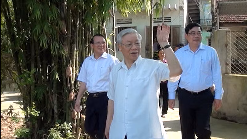 Tổng Bí thư Nguyễn Phú Trọng về thăm thôn Nam, xã Vũ Bản, huyện Bình Lục năm 2014.