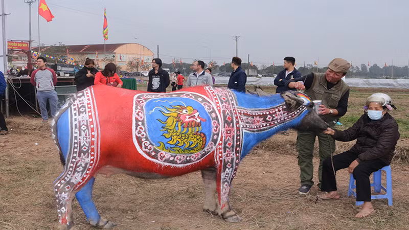 Họa sỹ đang hoàn thiện tác phẩm vẽ Đầu con rồng trên mình trâu