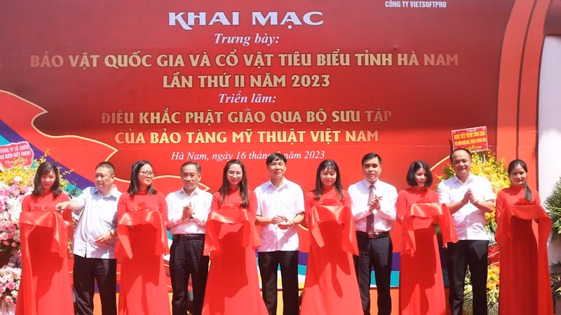Các đại biểu cắt băng khai mạc trưng bày, triển lãm.