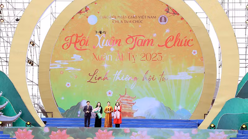 Phó Chủ tịch Quốc hội Nguyễn Thị Thanh đã trao giải thưởng “Hà Nam - điểm đến du lịch hàng đầu mới nổi châu Á” và giải thưởng đặc biệt năm 2024 của Tổ chức Giải thưởng Du lịch thế giới.