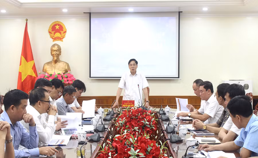 Đồng chí Nguyễn Anh Chức, Phó Chủ tịch Thường trực UBND tỉnh phát biểu chỉ đạo tại Hội nghị nghe báo cáo công tác chuẩn bị Tuần Văn hóa, Du lịch năm 2025 và Chương trình nghệ thuật “Rực rỡ Hà Nam”.