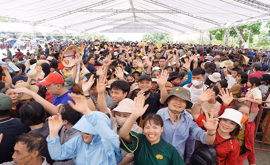 Mỗi ngày Chùa Tam Chúc đón từ 30-50 nghìn lượt người về chiêm bái Xá lợi Đức Phật. Mỗi ngày Chùa Tam Chúc đón từ 30-50 nghìn lượt người về chiêm bái Xá lợi Đức Phật.