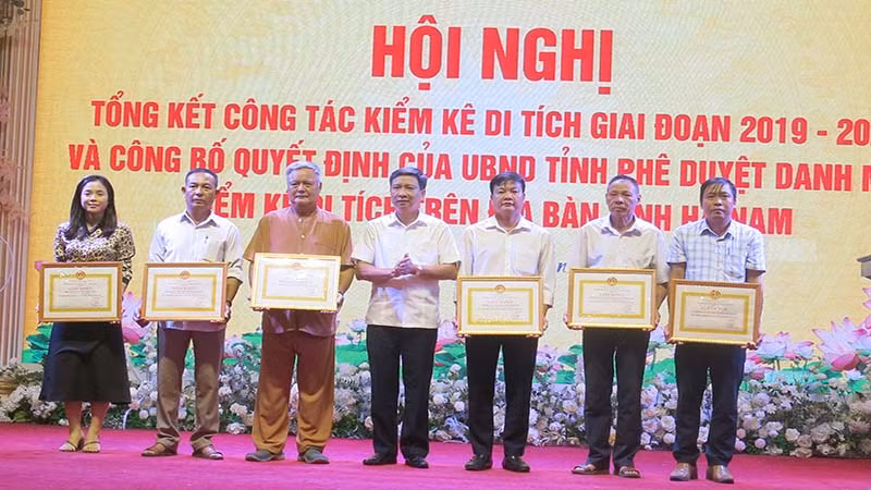 Lãnh đạo Sở Văn hóa, Thể thao và Du lịch tỉnh Hà Nam tặng Giấy khen cho các tập thể và cá nhân có nhiều đóng góp trong công tác bảo tồn và phát huy giá trị di tích.