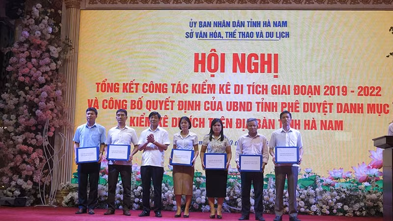 Đồng chí Nguyễn Anh Chức, Phó Chủ tịch Thường trực UBND tỉnh Hà Nam trao hồ sơ danh mục kiểm kê di tích cho các địa phương.