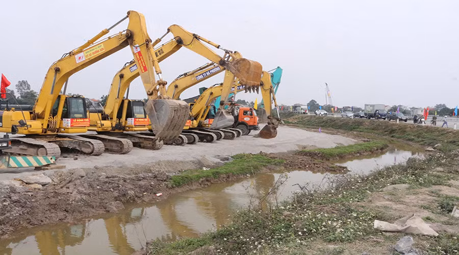 Hệ thống máy móc được nhà thầu chuẩn bị sẵn sàng để triển khai dự án.