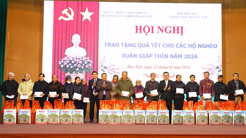 Lãnh đạo Báo Nhân Dân và thị xã Duy Tiên trao quà Tết cho các hộ nghèo thị xã Duy Tiên.