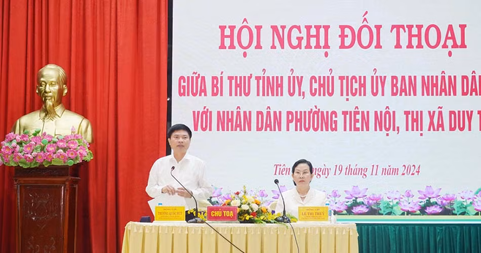 Đồng chí Bí thư Tỉnh ủy Lê Thị Thủy và đồng chí Chủ tịch Ủy ban nhân dân tỉnh Trương Quốc Huy chủ trì hội nghị đối thoại.