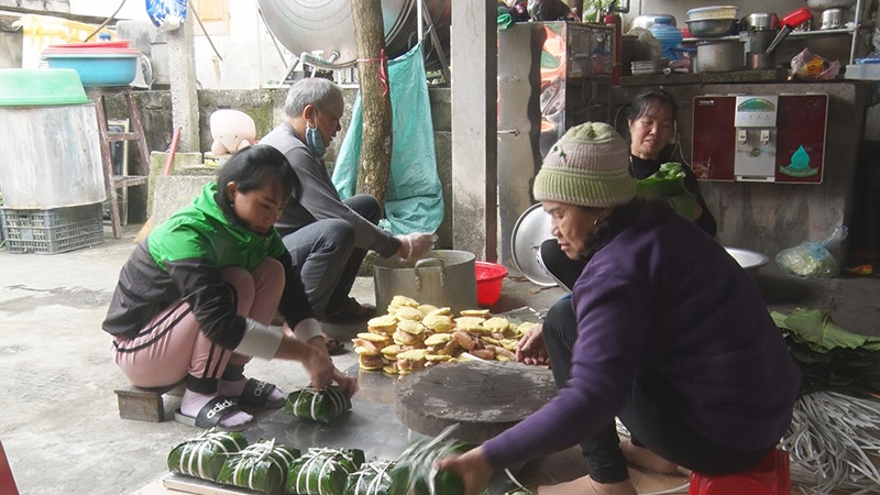 Các hộ làm bánh chưng làng Đầm đang hoàn thiện các công đoạn gói bánh.
