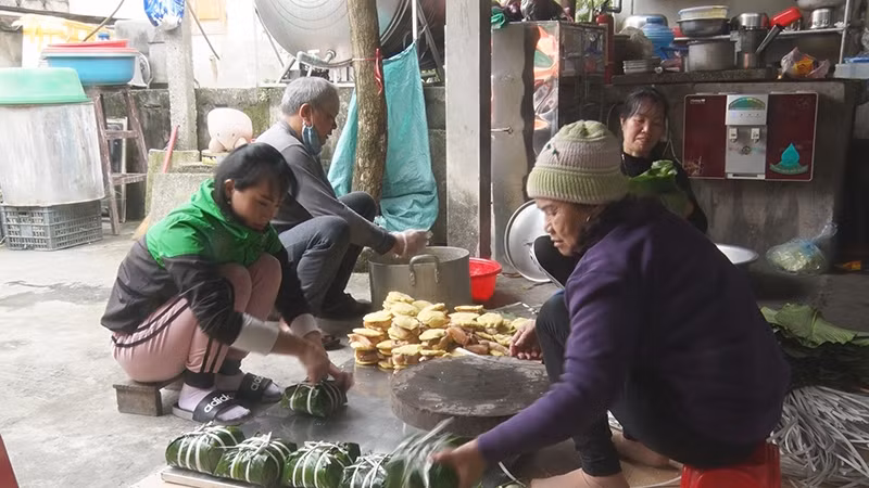 Các hộ làm bánh chưng làng Đầm đang hoàn thiện các công đoạn gói bánh.