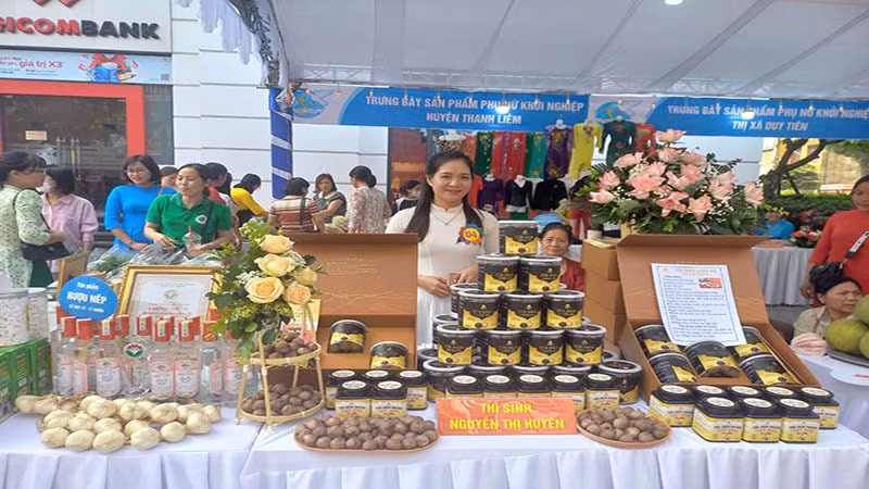 Dự án"sản xuất tỏi đen Linh An" của chị Nguyễn Thị Huyên, xã Công Lý, huyện Lý Nhân được trao giải Nhất.