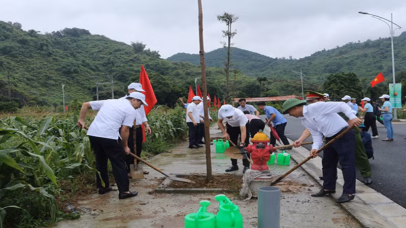 Sau lễ phát động, các đại biểu tham gia hưởng ứng trồng cây xanh tại thị trấn Ba Sao, huyện Kim Bảng.