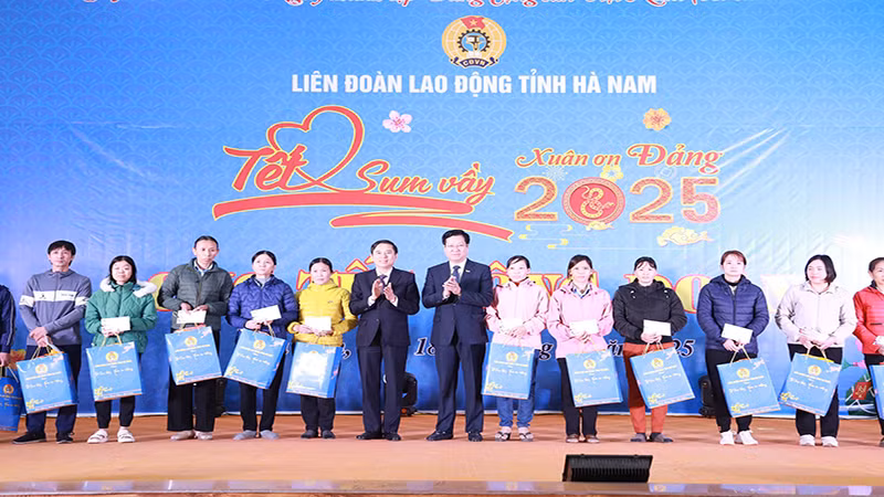 Đại diện Thường trực HĐND và lãnh đạo UBND tỉnh Hà Nam tặng quà động viên người lao động.