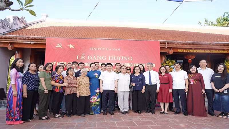 Các đồng chí lãnh đạo tỉnh Hà Nam chụp ảnh lưu niệm cùng thân nhân gia đình đồng chí Lương Khánh Thiện tại lễ dâng hương kỷ niệm.