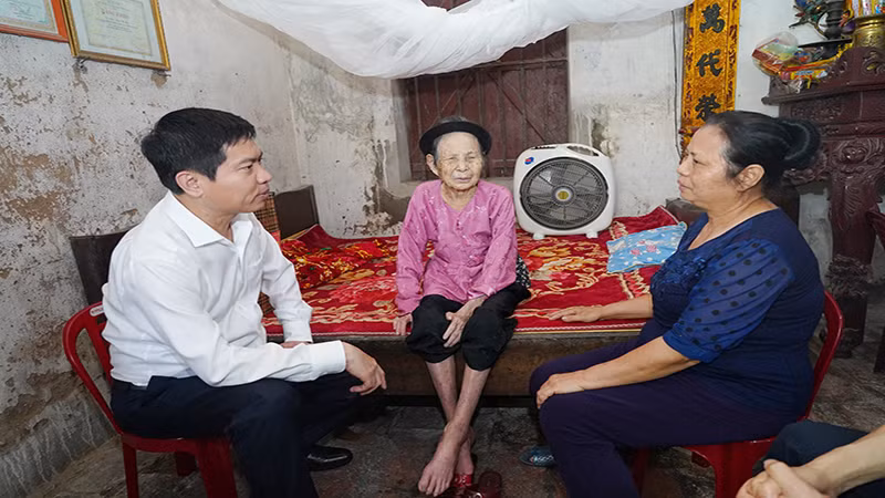 Đồng chí Trương Quốc Huy, Phó Bí thư Tỉnh ủy, Chủ tịch Ủy ban nhân dân tỉnh Hà Nam, thăm gia đình cụ Nguyễn Thị Mý, nguyên là dân công hỏa tuyến hiện đang sinh sống ở phường Liêm Chính, thành phố Phủ Lý.