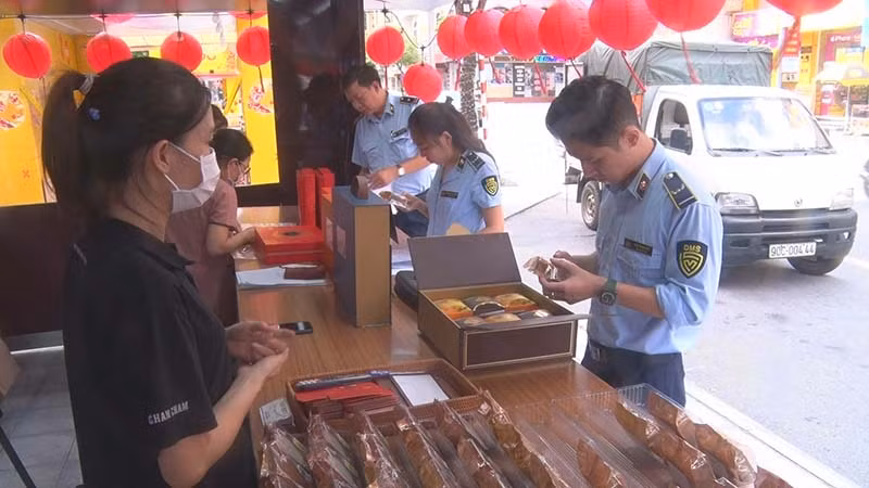 Cán bộ Cục Quản lý thị trường tỉnh Hà Nam kiểm tra nguồn gốc, xuất xứ của các loại bánh trung thu được bày bán trên thị trường.