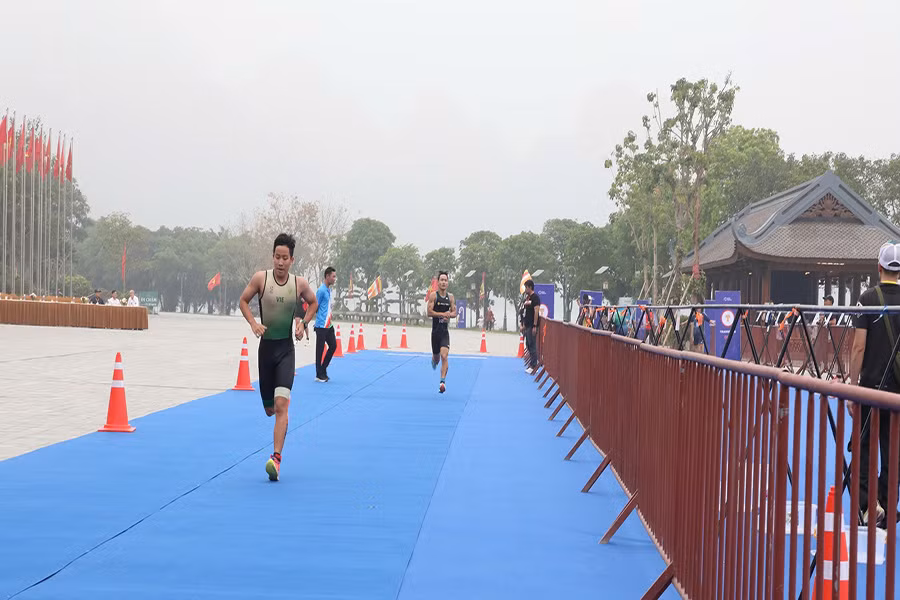 Vận động viên tham dự Giải Triathlon Cup thế giới và Vô địch quốc gia, hoạt động nằm trong chuỗi hoạt động hưởng ứng Tuần lễ Văn hóa, Du lịch Hà Nam năm 2025 được tổ chức tại Khu du lịch Tam Chúc.